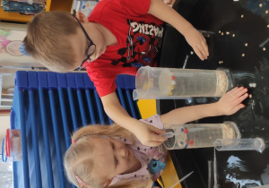 Chłopiec nabiera wodę