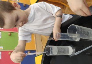 Chłopice obserwuje wodę