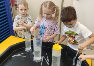 Dzieci bawią się wodą