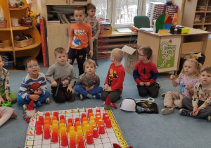 Dzieci pozują z wykonanym serduszkiem