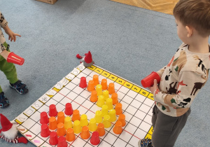 Chłopcy kodują na macie