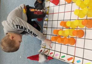 Chłopiec układa serduszka wg kodu