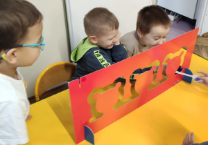 Dzieci pokonują tor