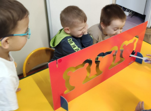 Zabawy ćwiczące koncentrację uwagi oraz małą motorykę