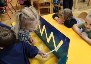 Dzieci pokonują tor