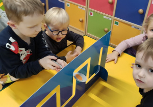 Dzieci pokonują tor