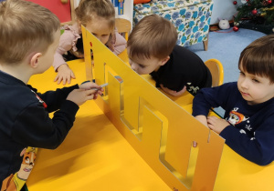 Dzieci pokonują tor