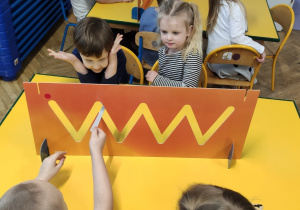 Dzieci pokonują tor