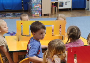 Dzieci pokonują tor