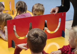 Dzieci pokonują tor