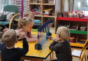 Dzieci pokonują tor