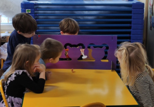 Dzieci pokonują tor