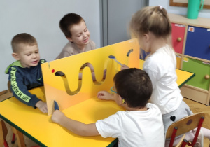 Dzieci pokonują tor