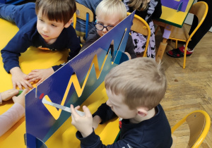 Dzieci pokonują tor