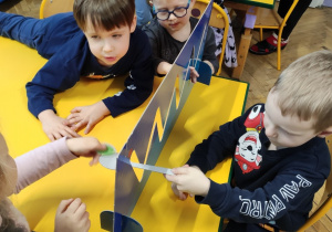 Dzieci pokonują tor