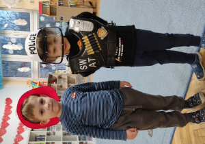 Chłopcy w stroju strażaka i policjanta