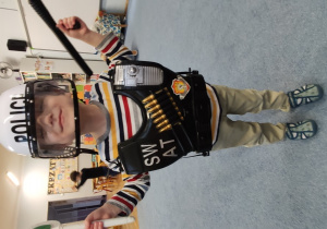 Chłopiec w stroju policjanta