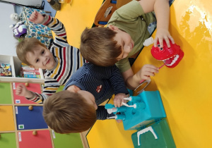 Chłopcy bawią się w dentystów