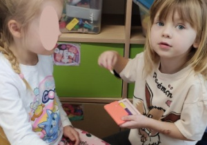 Dziewczynki bawią się w kosmetyczkę