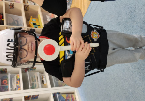 Chłopiec w stroju policjanta