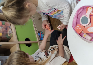 Dziewczynki udają że malują sobie paznokcie