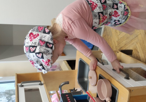 Dziewczynka gotuje obiad