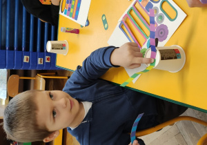 chłopiec konstruktorem robot z kubeczka