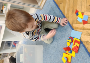 Chłopiec jest inżynierem tworzy budowlę