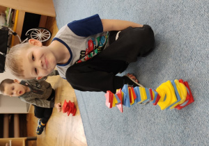 Chłopiec jest inżynierem tworzy budowlę