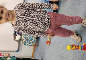 Dziewczynka buduje budowlę