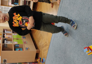 Chłopiec prezentuje swoją budowlę