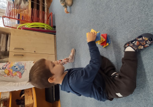 Chłopiec buduje wieżę