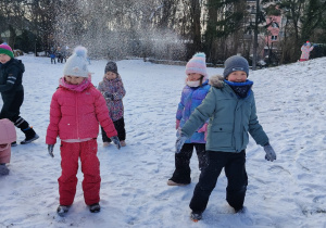Dzieci bawią się na śniegu