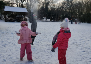 Dzieci bawią się na śniegu
