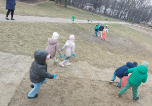 Dzieci szukają śmieci