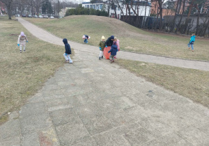 Dzieci porządkują pobliski skwer
