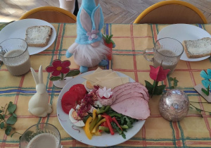 Nakryty stół z wielkanocnym śniadaniem