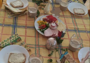 Stół z obrusem i wielkanocnym śniadaniem