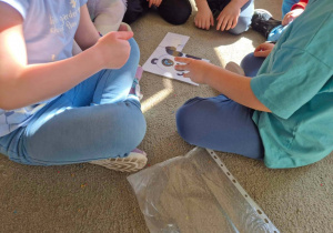 Dzieci układają puzzle