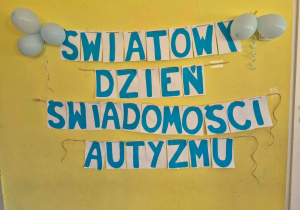 Niebieski napis na żółtym tle Światowy Dzień Świadomości Autyzmu