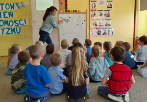 Każdy widzi inaczej - nauczyciel prezentuje ilustracje którą każdy odczytuje wg swoich spostrzeżeń
