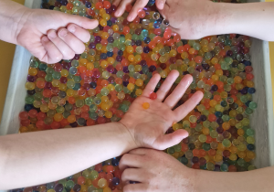 zabawy sensoryczne: kulki hydrożelowe