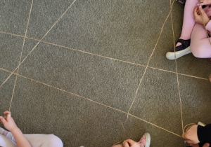dzieci połączone ze sobą "pajęczyną przyjaźni"