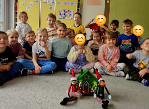 Dzieci pozują do zdjęcia z elfami