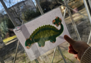 Obrazek dinozaura z widocznym szkieletem