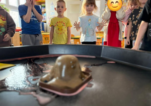 Dzieci patrzą na wulkan