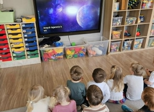 Dzieci oglądają film edukacyjny o kosmosie