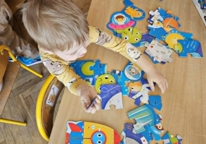 Dzieci układają puzzle