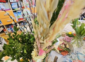 Wiosennie przystrojony stół