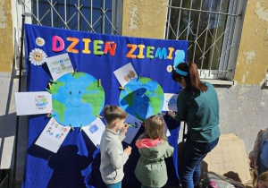 Dzieci dopasowują obrazki